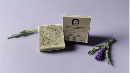 Savon solide certifié bio – Lavande & Romarin avec fleurs de lavande 90g
